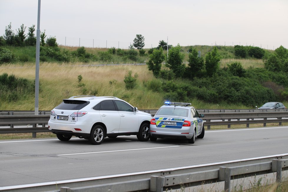 Policisté na Pražském okruhu zastavili řidičku, který nadýchala tři promile. Poté jim začala ujíždět a nabourala policejní auto.