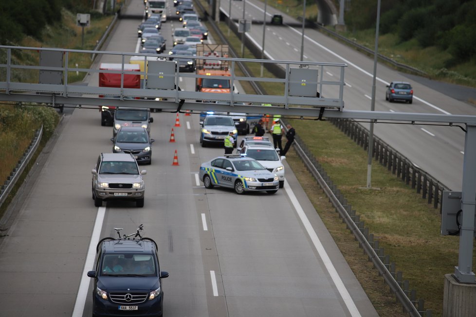 Policisté na Pražském okruhu zastavili řidičku, který nadýchala tři promile. Poté jim začala ujíždět a nabourala policejní auto.