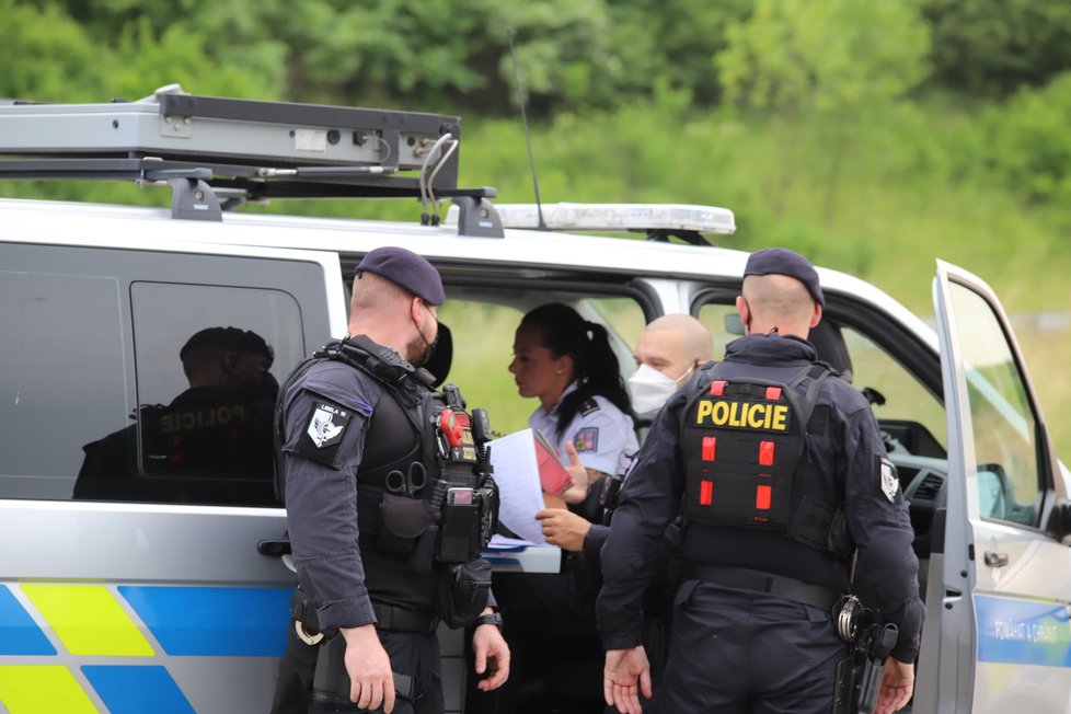 Policisté na Pražském okruhu zastavili řidičku, který nadýchala tři promile. Poté jim začala ujíždět a nabourala policejní auto.