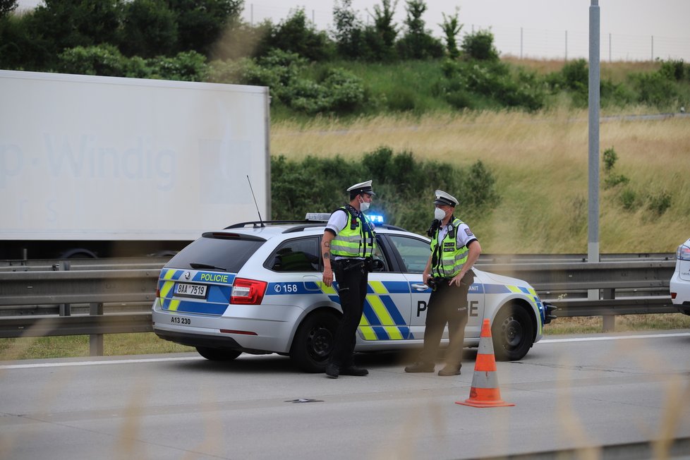 Policisté na Pražském okruhu zastavili řidičku, který nadýchala tři promile. Poté jim začala ujíždět a nabourala policejní auto.