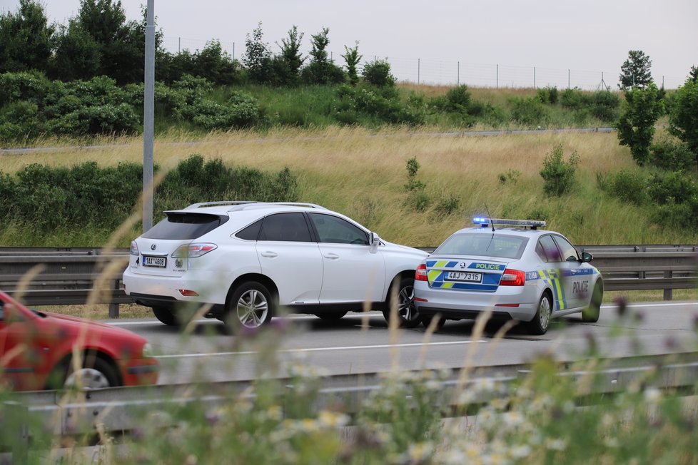 Policisté na Pražském okruhu zastavili řidičku, který nadýchala tři promile. Poté jim začala ujíždět a nabourala policejní auto.