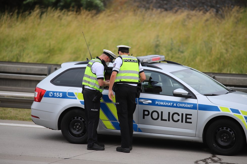 Policisté na Pražském okruhu zastavili řidičku, který nadýchala tři promile. Poté jim začala ujíždět a nabourala policejní auto.