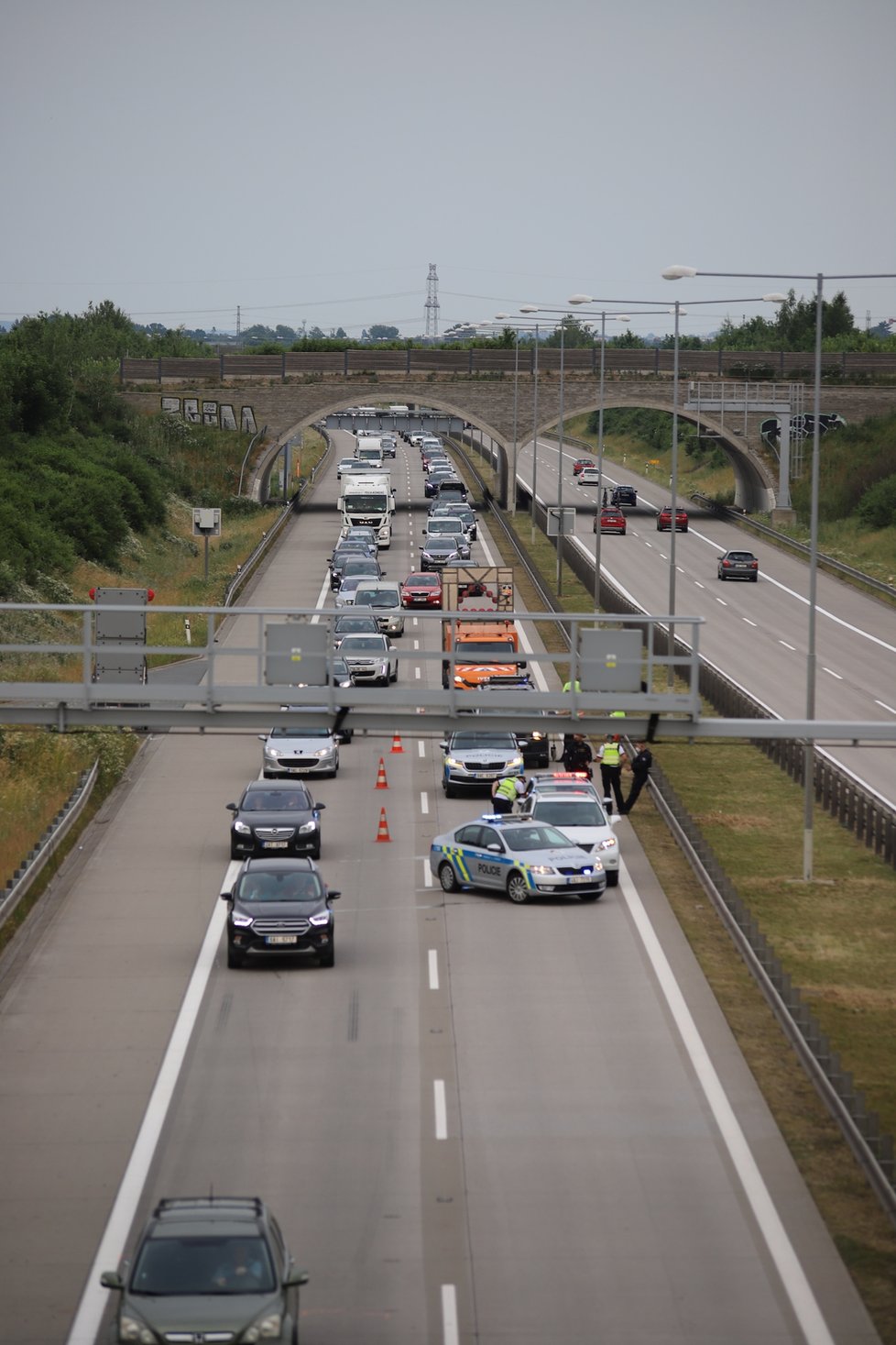 Policisté na Pražském okruhu zastavili řidičku, který nadýchala tři promile. Poté jim začala ujíždět a nabourala policejní auto.