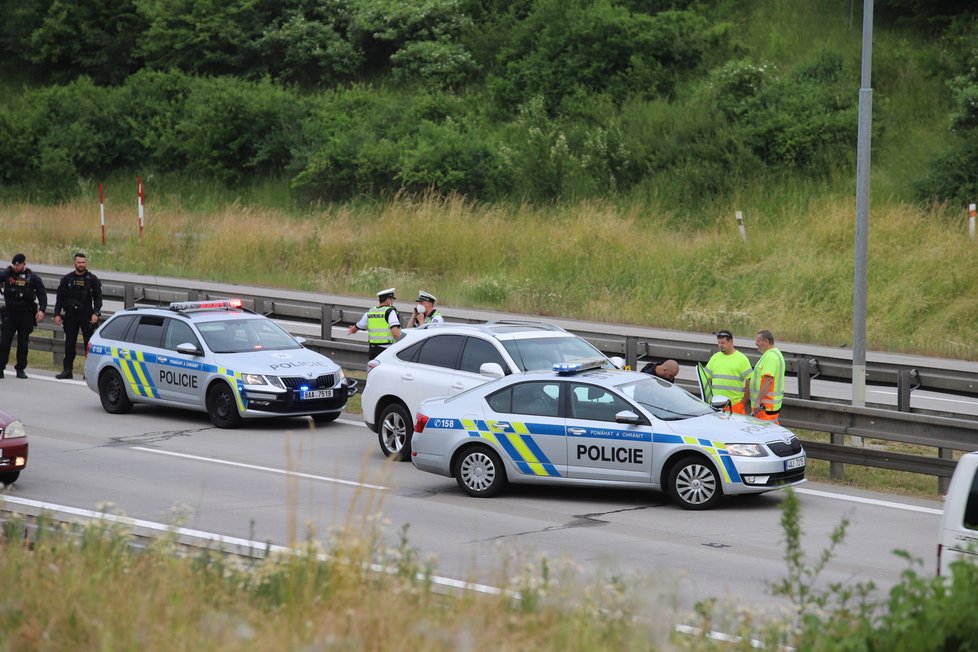 Policisté na Pražském okruhu zastavili řidičku, který nadýchala tři promile. Poté jim začala ujíždět a nabourala policejní auto.