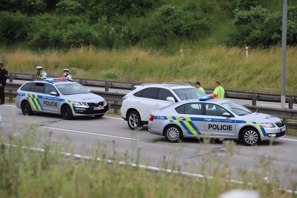 Policisté na Pražském okruhu zastavili řidičku, který nadýchala tři promile. Poté jim začala ujíždět a nabourala policejní auto.