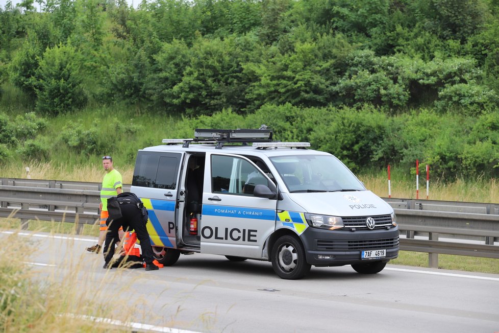 Policisté na Pražském okruhu zastavili řidičku, který nadýchala tři promile. Poté jim začala ujíždět a nabourala policejní auto.