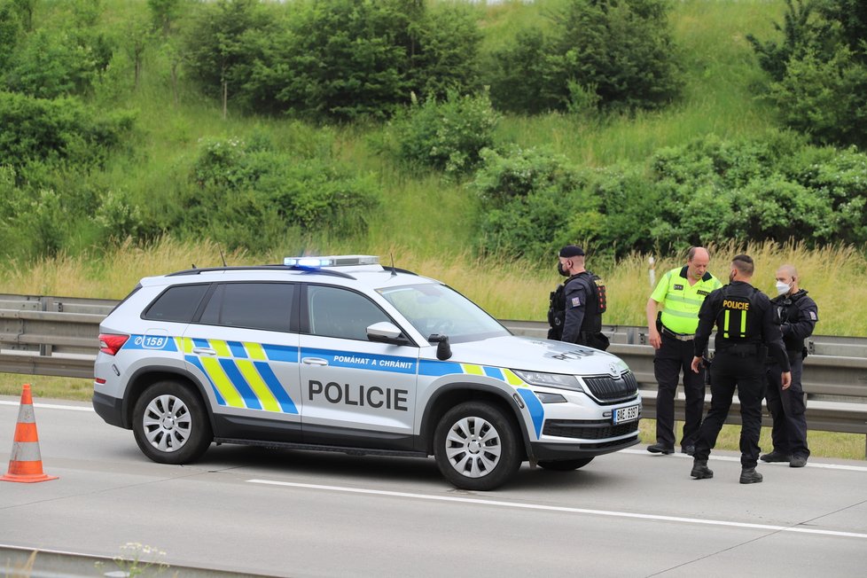 Policisté na Pražském okruhu zastavili řidičku, který nadýchala tři promile. Poté jim začala ujíždět a nabourala policejní auto.