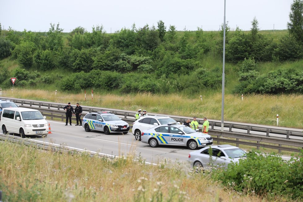 Policisté na Pražském okruhu zastavili řidičku, který nadýchala tři promile. Poté jim začala ujíždět a nabourala policejní auto.