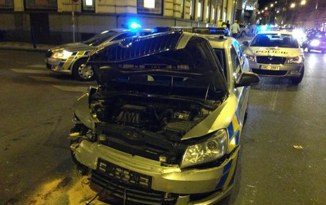 Policisté se srazili s opilým řidičem, který jim nedal přednost.