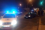 Noční honička Prahou. Policie auto zastavila střelbou