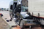 Pět lidí se těžce zranilo při nehodě dodávky a kamiónu na dálnici D2 poblíž nákupního centra v Modřicích.