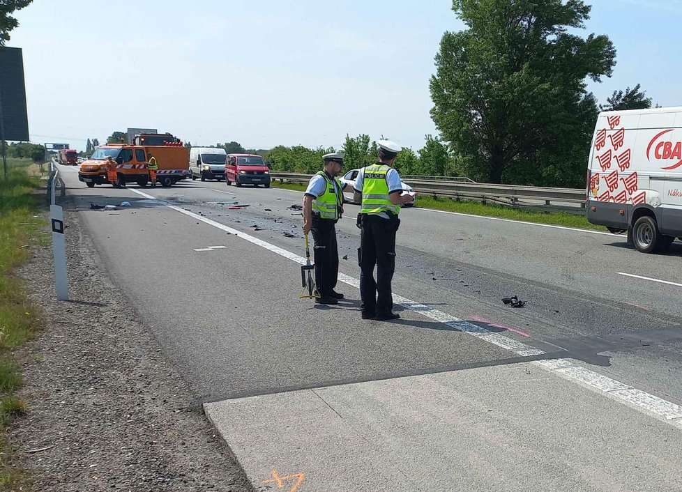 Pět lidí se těžce zranilo při nehodě dodávky a kamiónu na dálnici D2 poblíž nákupního centra v Modřicích.