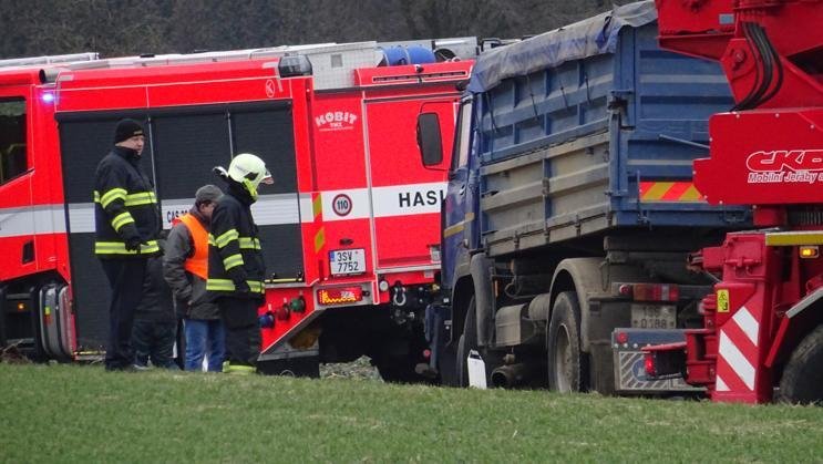 Smrtelná nehoda na Mladoboleslavsku: Po srážce s náklaďákem zemřel spolujezdec osobního auta!