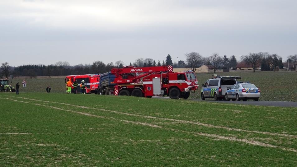 Smrtelná nehoda na Mladoboleslavsku: Po srážce s náklaďákem zemřel spolujezdec osobního auta!