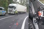Osmnáctiletý motorkář nezvládl pravotočivou zatáčku a vjel kamionu přímo pod kola. Na místě zemřel.