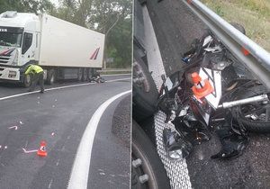 Osmnáctiletý motorkář nezvládl pravotočivou zatáčku a vjel kamionu přímo pod kola. Na místě zemřel.