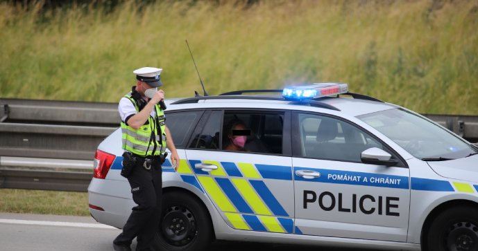 Policisté na Pražském okruhu zastavili řidičku, který nadýchala tři promile. Poté jim začala ujíždět a nabourala policejní auto.