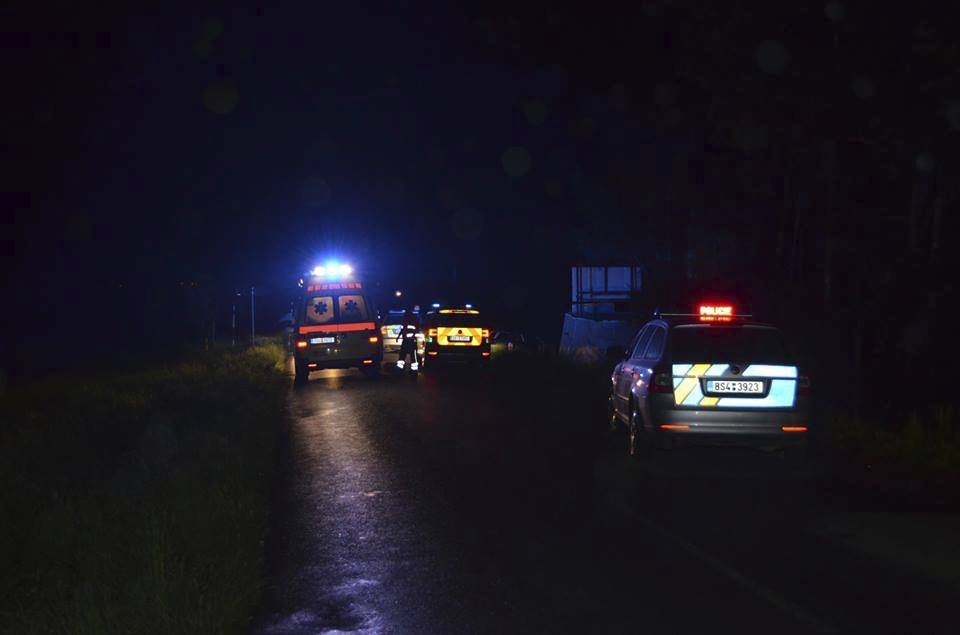 Pronásledovaný řidič na Mělnicku srazil a vážně zranil policistku.