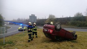 Policisté si všimli nehody ve zpětném zrcátku. Neváhali ani vteřinu a začali pomáhat.