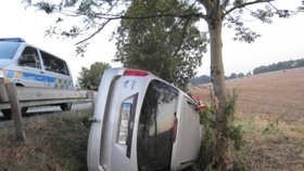 Nehoda u Úsova na Šumpersku. Opilý řidič opřel auto o strom a šel si sehnat odtah.