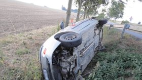 Nehoda u Úsova na Šumpersku. Opilý řidič opřel auto o strom a šel si sehnat odtah.