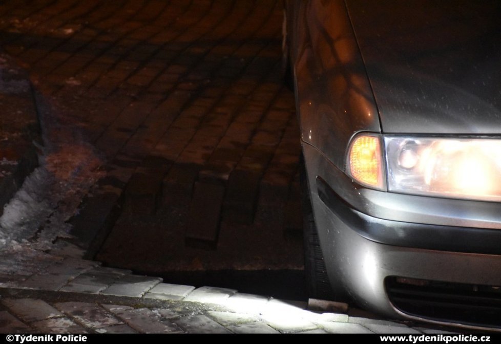 V pražském Suchdole se pod autem propadla silnice. Na místě zasahovali hasiči a městská policie.
