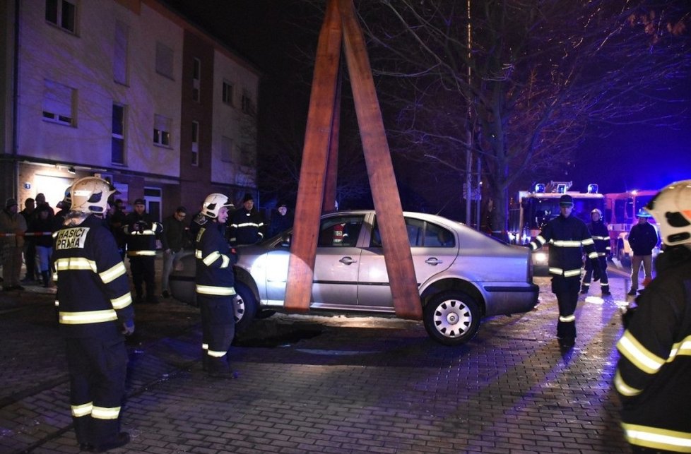 V pražském Suchdole se pod autem propadla silnice. Na místě zasahovali hasiči a městská policie.