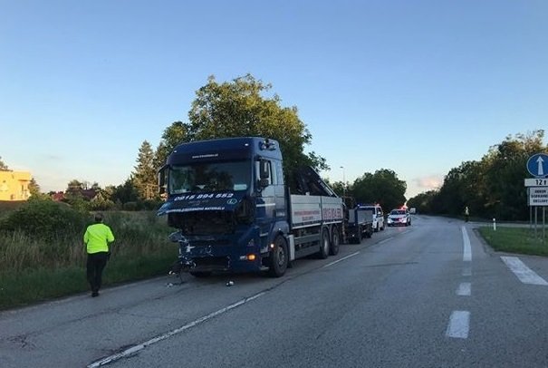 Kamion roztrhl auto ve dví: Řidiči (64) jako zázrakem vyvázl bez vážných zranění!