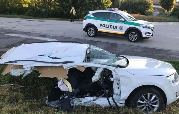 Kamion roztrhl auto ve dví: Řidiči (64) jako zázrakem vyvázl bez vážných zranění!