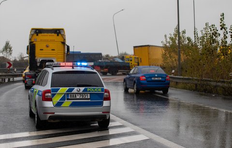 U Opatovic nad Labem zemřel chodec: Na frekventované silnici ho srazilo auto