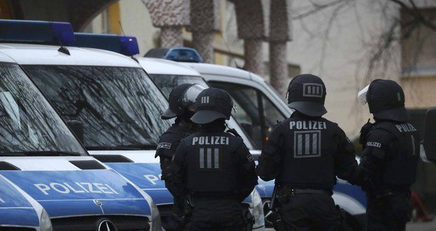 Němci zmařili útok výbušninou. Policie zadržela tři podezřelé z příprav teroru