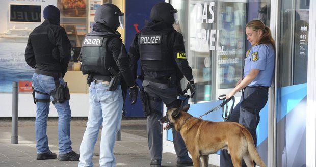 Policejní komando vtrhlo do německé restaurace. „Útočník“ spal na zemi