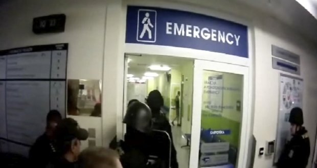 VIDEO střelce z nemocnice: Sebevrah chodil s pistolí u hlavy po čekárně!