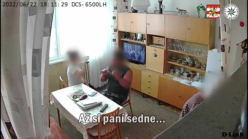Hlavní organizátor minimálně dvou krádeží na Brněnsku se domlouvá se svou komplickou na okradení neslyšící stařenky.
