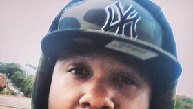 Ismaaiyl Abdullah Brinsley (28) v Baltimore County v Marylandu postřelil v sobotu ráno přítelkyni. Poté zamířil do New Yorku, což je přes 300 km daleko. V Brooklynu zavraždil dva policisty a nakonec odešel na nedalekou stanici metra, kde se sám zastřelil.