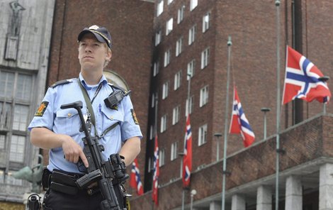 V Norsku jsou od pátku na ulicích po zuby ozbrojení policisté, což tady rozhodně není zvykem... V klíčových chvílích ovšem norská policie fatálně selhala.