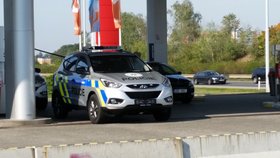 Blesk nachytal nové policejní Hyundaie při tankování, ale ještě bez značek.