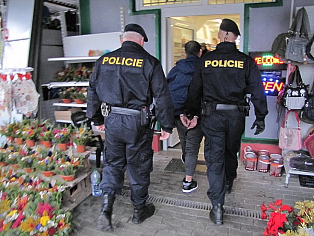 Zásah policie proti nelegálním obchodníkům (ilustrační foto).