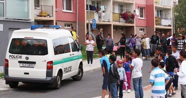 Policejní zásah v Mostě: Hádka nepřizpůsobivých přerostla až ve střelbu