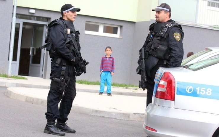 Opilá žena střílela v pátek na sídlišti v litvínovském sídlišti Janov. Na místo dorazila i zásahová jednotka.