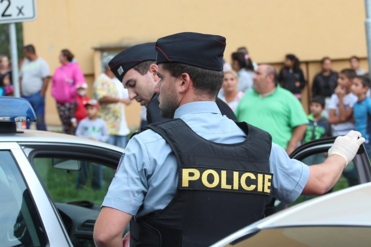 Opilá žena střílela v pátek na sídlišti v litvínovském sídlišti Janov. Na místo dorazila i zásahová jednotka.