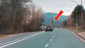 Opilý řidič (38) boural u zastávky a zranil mladíka (18).