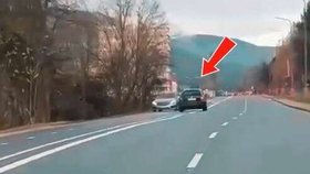 Opilý řidič (38) boural u zastávky a zranil mladíka (18).