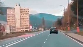 Opilý řidič (38) boural u zastávky a zranil mladíka (18).