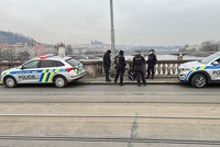 Na Palackého mostě se nad Vltavou nakláněl muž a vedl „divné řeči“. Tragédii zabránili policisté