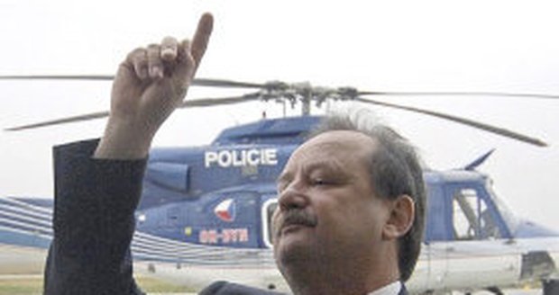 Byl ředitelem policejních letců, sám vrtulníkem létal, nyní se proletěl v autě. Opilý. A zřejmě kvůli tomu poletí z práce