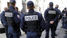 Francouzská policie zadržela deset pravicových extremistů, kteří chtěli útočit na politiky a mešity.