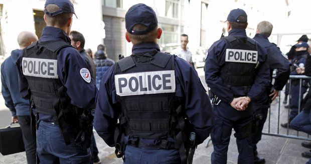 Francie zatkla 11 lidí kvůli masakru v Nice. Pomáhali řidiči „kamionu smrti“? 