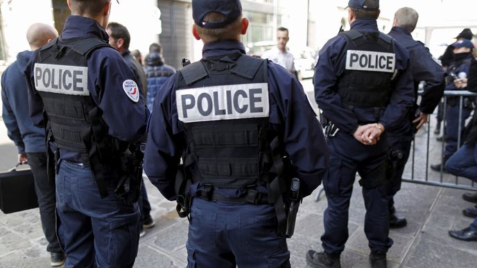 Policisté v Paříži.