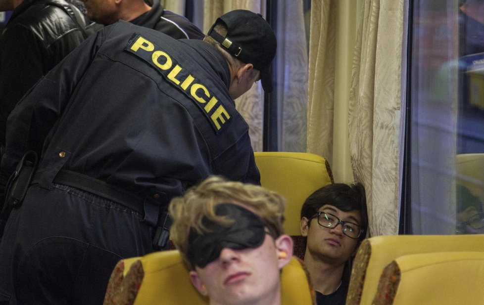 Policie zadržela uprchlíky v mezinárodním vlaku z Budapešti.